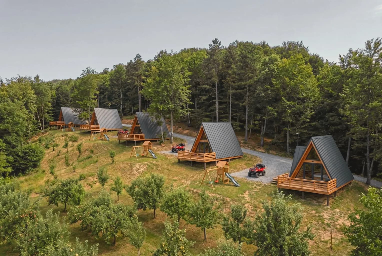 Snimak dronom pet A-frame vikendica